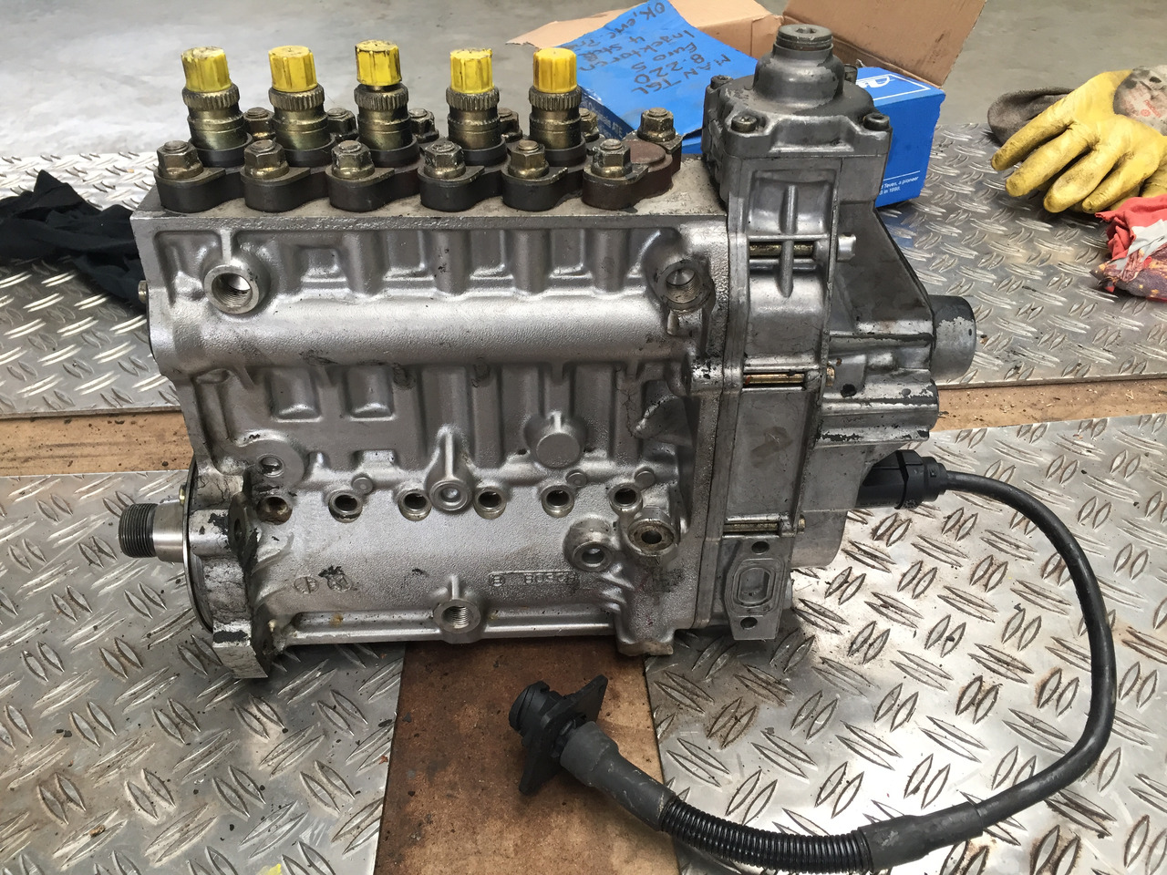 Gebrauchte Einspritzpumpe MAN TGA, 5 Zylinder, Bosch - Nr. : 0402 795 204, MAN 59.11103 - 7538 - Пумпа за гориво за Камион: слика 1 Gebrauchte Einspritzpumpe MAN TGA, 5 Zylinder, Bosch - Nr. : 0402 795 204, MAN 59.11103 - 7538 - Пумпа за гориво за Камион: слика 1