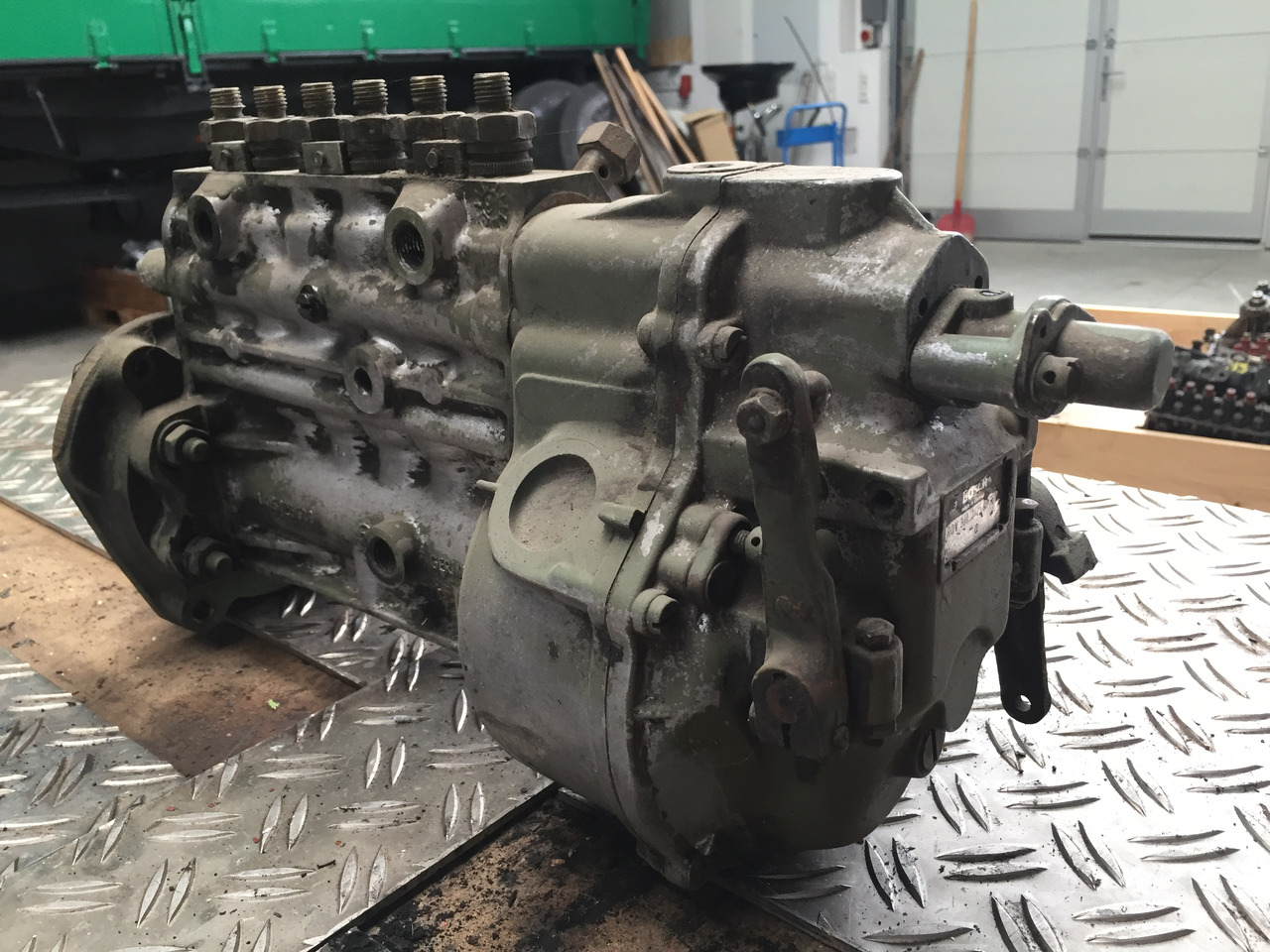 Gebrauchte Einspritzpumpe MB 813, Typ : OM 352, Bosch - Nr. : 0400 846 233 - Пумпа за гориво за Камион: слика 4 Gebrauchte Einspritzpumpe MB 813, Typ : OM 352, Bosch - Nr. : 0400 846 233 - Пумпа за гориво за Камион: слика 4