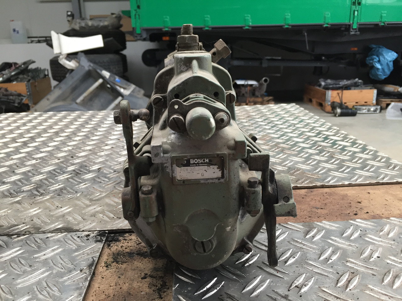 Gebrauchte Einspritzpumpe MB 813, Typ : OM 352, Bosch - Nr. : 0400 846 233 - Пумпа за гориво за Камион: слика 2 Gebrauchte Einspritzpumpe MB 813, Typ : OM 352, Bosch - Nr. : 0400 846 233 - Пумпа за гориво за Камион: слика 2