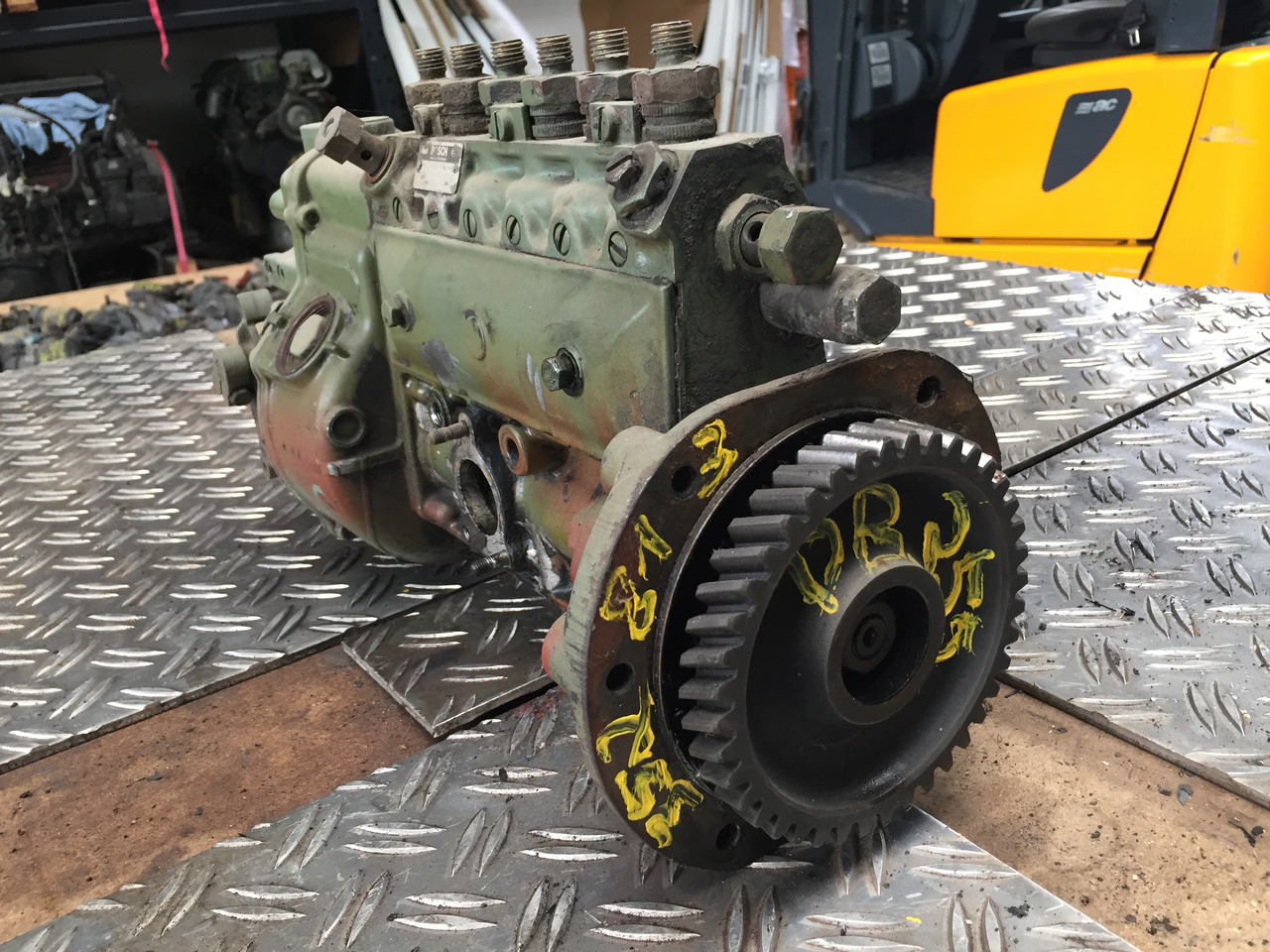 Gebrauchte Einspritzpumpe MB 813, Typ : OM 352, Bosch - Nr. : 0400 846 233 - Пумпа за гориво за Камион: слика 1 Gebrauchte Einspritzpumpe MB 813, Typ : OM 352, Bosch - Nr. : 0400 846 233 - Пумпа за гориво за Камион: слика 1