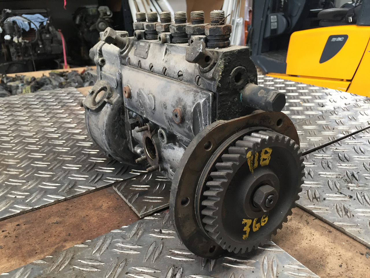 Gebrauchte Einspritzpumpe MB 814, Typ : OM 366, Bosch - Nr. : 0400 846 522 - Пумпа за гориво за Камион: слика 1 Gebrauchte Einspritzpumpe MB 814, Typ : OM 366, Bosch - Nr. : 0400 846 522 - Пумпа за гориво за Камион: слика 1