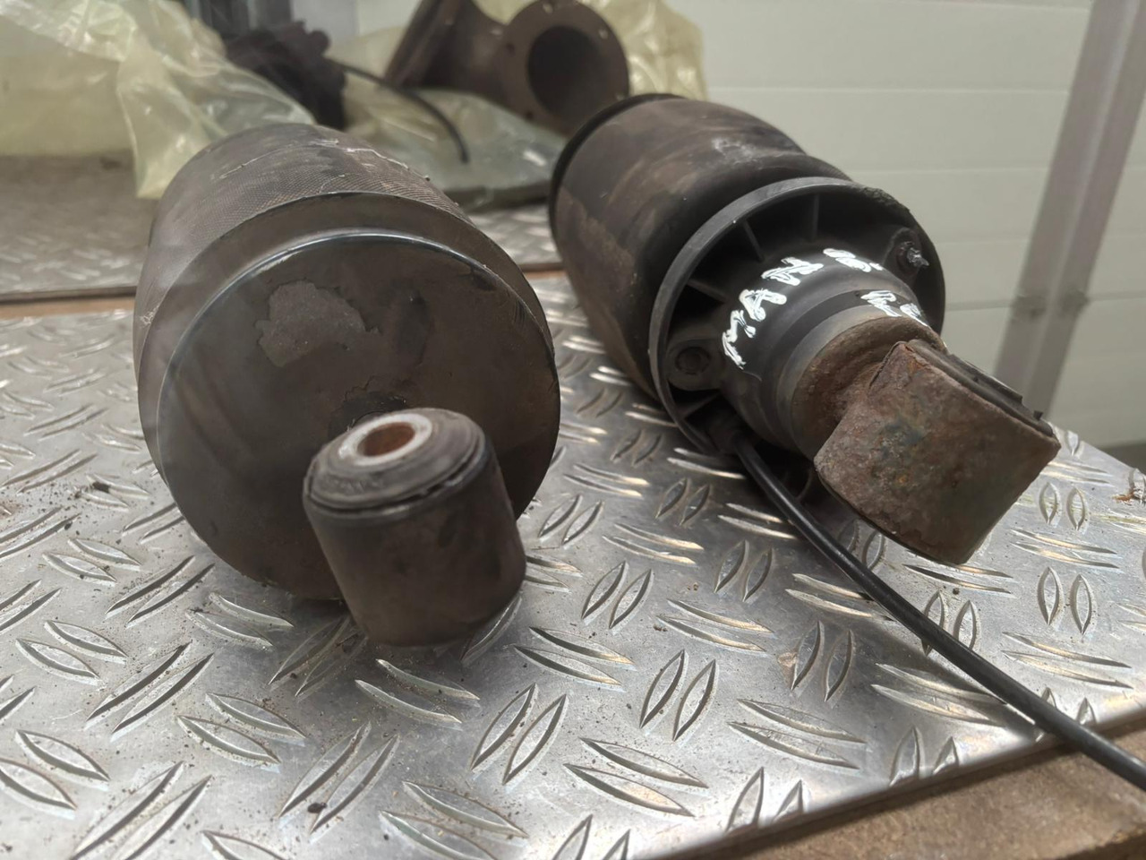 Gebrauchte Luftbälge MAN 8.180, Artikel - Nr. : 81.9999 - 9999 - Суспензија на кабината за Камион: слика 1 Gebrauchte Luftbälge MAN 8.180, Artikel - Nr. : 81.9999 - 9999 - Суспензија на кабината за Камион: слика 1