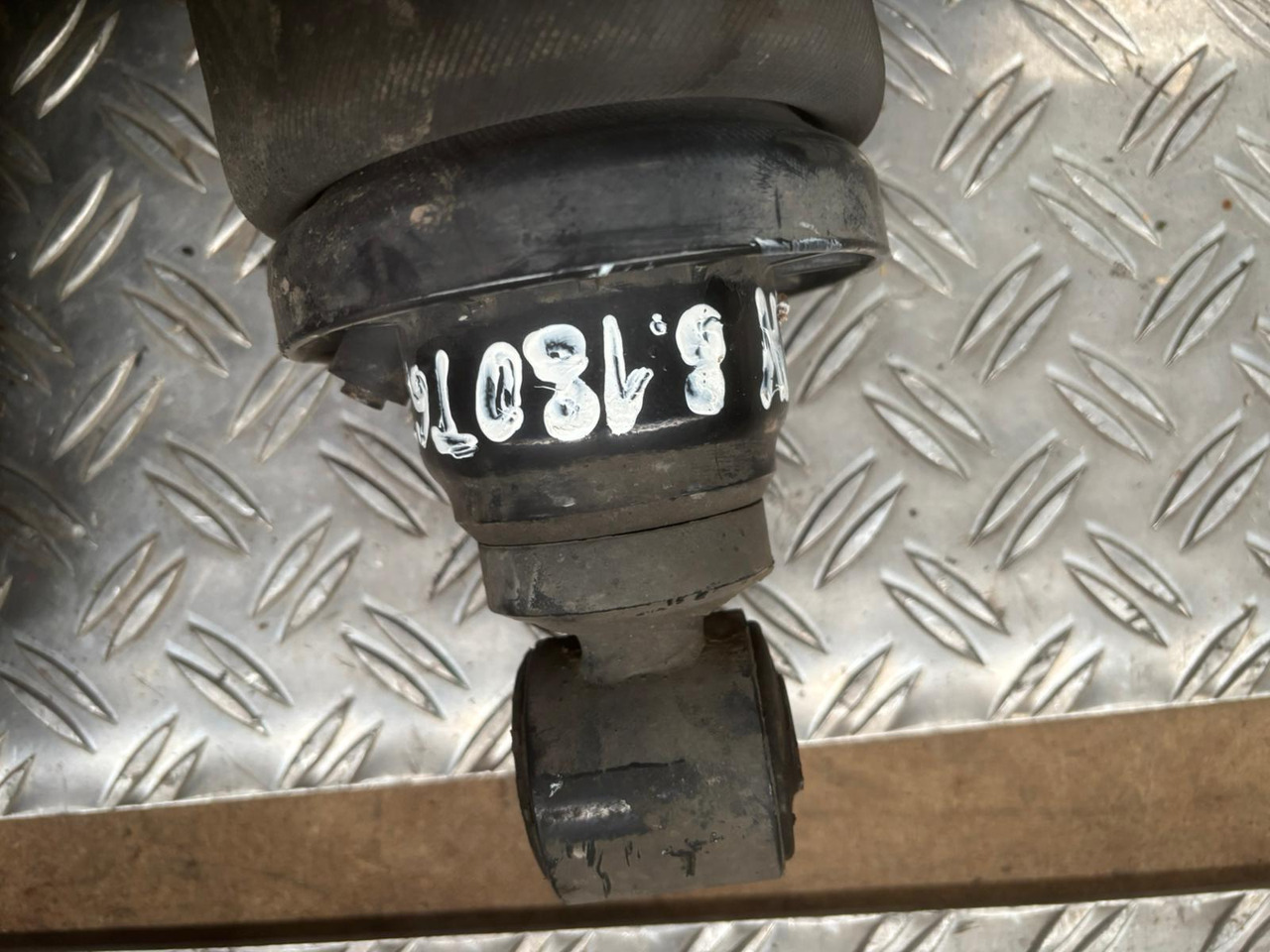 Gebrauchte Luftbälge MAN 8.180, Artikel - Nr. : 81.9999 - 9999 - Суспензија на кабината за Камион: слика 5 Gebrauchte Luftbälge MAN 8.180, Artikel - Nr. : 81.9999 - 9999 - Суспензија на кабината за Камион: слика 5