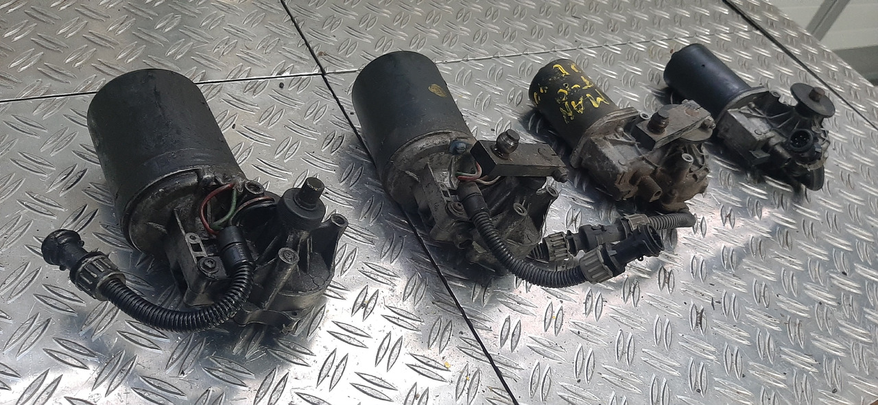 Gebrauchte Scheibenwischer - Motoren, MAN F90, DB, Artikel - Nr. : 81.99999 - 9999 - Бришач за Камион: слика 1 Gebrauchte Scheibenwischer - Motoren, MAN F90, DB, Artikel - Nr. : 81.99999 - 9999 - Бришач за Камион: слика 1