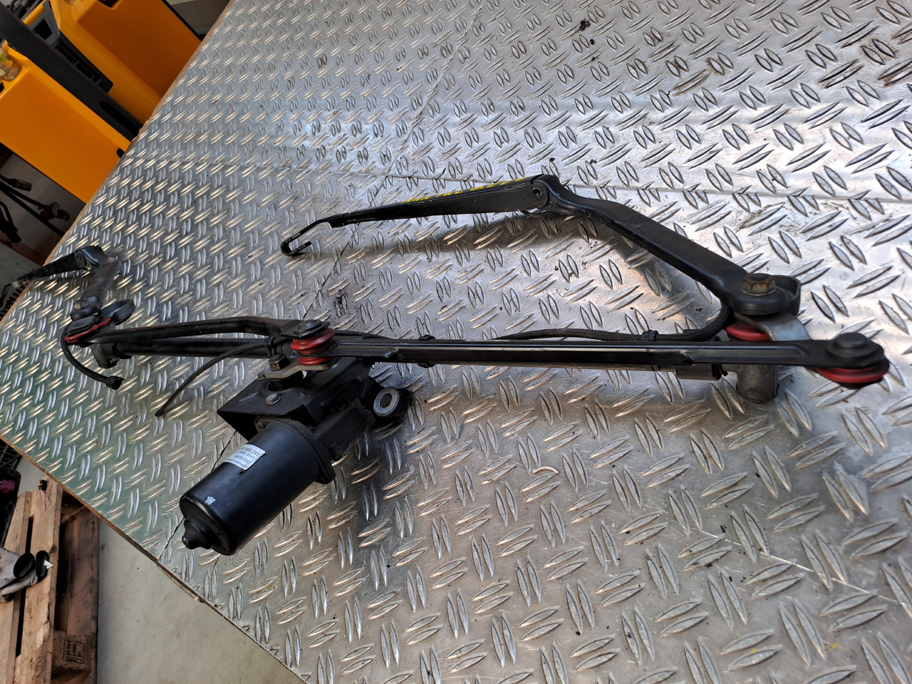 Gebrauchter MAN TGL 8.220 Scheibenwischergestänge und Wischermotor, Artikel - Nr.: 81.26411 - 6118 - Бришач за Камион: слика 1 Gebrauchter MAN TGL 8.220 Scheibenwischergestänge und Wischermotor, Artikel - Nr.: 81.26411 - 6118 - Бришач за Камион: слика 1