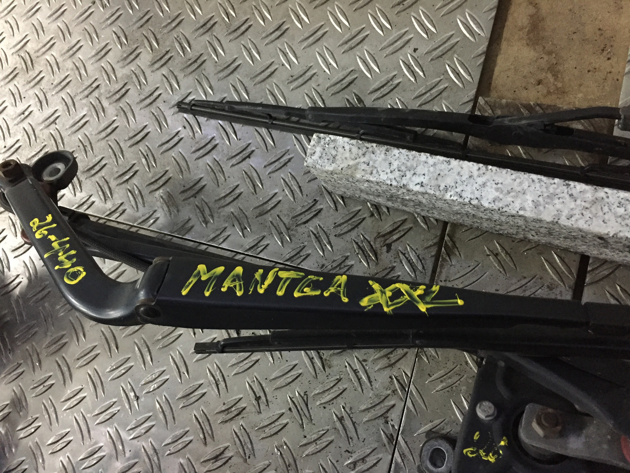 Gebrauchter Scheibenwischer MAN TGA 26.440 XXL mit Wischmotor Artikel - Nr.: 81.26411-6119 - Бришач за Камион: слика 1 Gebrauchter Scheibenwischer MAN TGA 26.440 XXL mit Wischmotor Artikel - Nr.: 81.26411-6119 - Бришач за Камион: слика 1