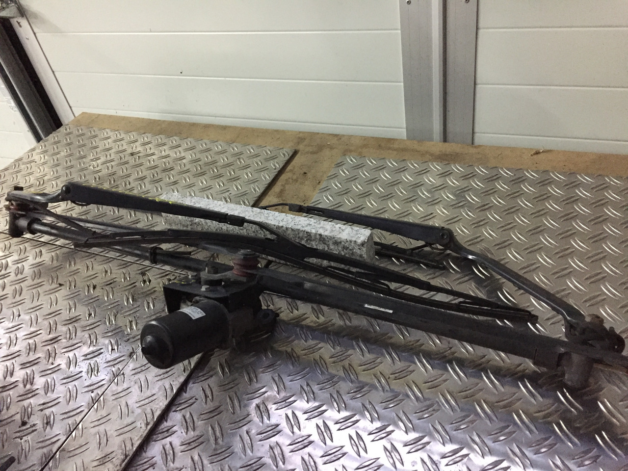 Gebrauchter Scheibenwischer MAN TGA 26.440 XXL mit Wischmotor Artikel - Nr.: 81.26411-6119 - Бришач за Камион: слика 2 Gebrauchter Scheibenwischer MAN TGA 26.440 XXL mit Wischmotor Artikel - Nr.: 81.26411-6119 - Бришач за Камион: слика 2