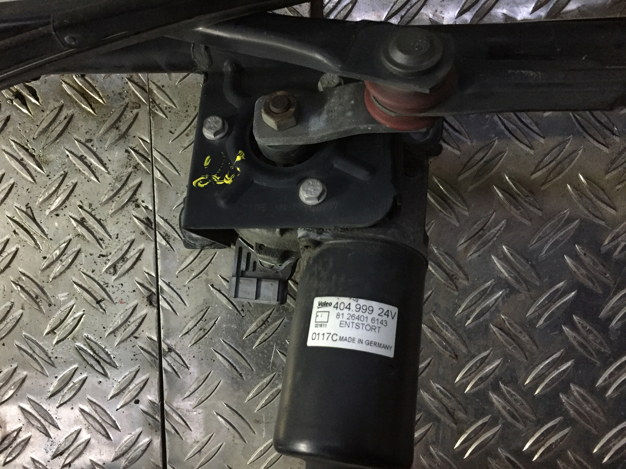 Gebrauchter Scheibenwischer MAN TGA 26.440 XXL mit Wischmotor Artikel - Nr.: 81.26411-6119 - Бришач за Камион: слика 3 Gebrauchter Scheibenwischer MAN TGA 26.440 XXL mit Wischmotor Artikel - Nr.: 81.26411-6119 - Бришач за Камион: слика 3