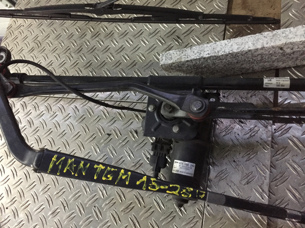 Gebrauchter Scheibenwischer MAN TGM 15.280 mit Wischmotor Artikel - Nr.: 81.26411-6118 - Бришач за Камион: слика 1 Gebrauchter Scheibenwischer MAN TGM 15.280 mit Wischmotor Artikel - Nr.: 81.26411-6118 - Бришач за Камион: слика 1