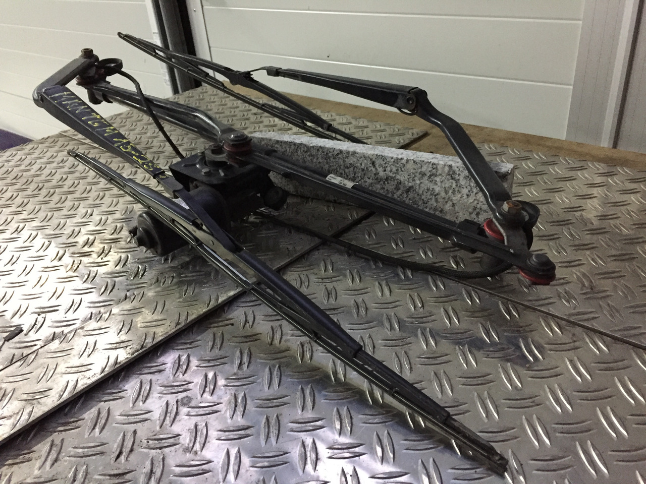 Gebrauchter Scheibenwischer MAN TGM 15.280 mit Wischmotor Artikel - Nr.: 81.26411-6118 - Бришач за Камион: слика 2 Gebrauchter Scheibenwischer MAN TGM 15.280 mit Wischmotor Artikel - Nr.: 81.26411-6118 - Бришач за Камион: слика 2