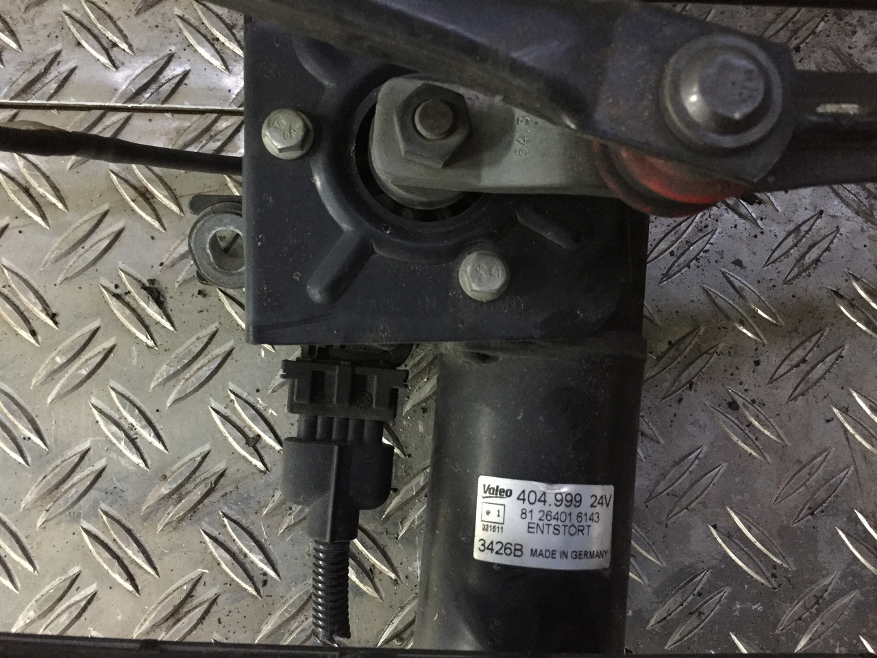 Gebrauchter Scheibenwischer MAN TGM 15.280 mit Wischmotor Artikel - Nr.: 81.26411-6118 - Бришач за Камион: слика 4 Gebrauchter Scheibenwischer MAN TGM 15.280 mit Wischmotor Artikel - Nr.: 81.26411-6118 - Бришач за Камион: слика 4