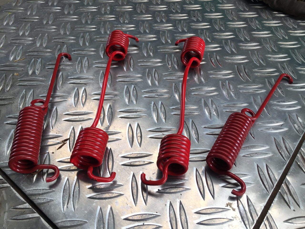 Neuwertige MAN L 2000 Zugfeder, Hinterachse Bremse , Artikel - Nr. : 81.97610 - 0224 - Суспензија за Камион: слика 3 Neuwertige MAN L 2000 Zugfeder, Hinterachse Bremse , Artikel - Nr. : 81.97610 - 0224 - Суспензија за Камион: слика 3