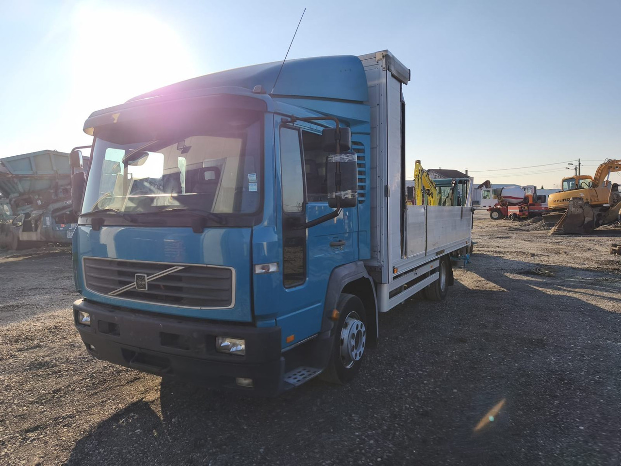 VOLVO FL 12 250, 2004 god. - Камион со платформа: слика 3 VOLVO FL 12 250, 2004 god. - Камион со платформа: слика 3