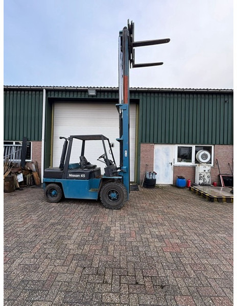 Nissan fd50 - Дизел вилушкар: слика 1 Nissan fd50 - Дизел вилушкар: слика 1