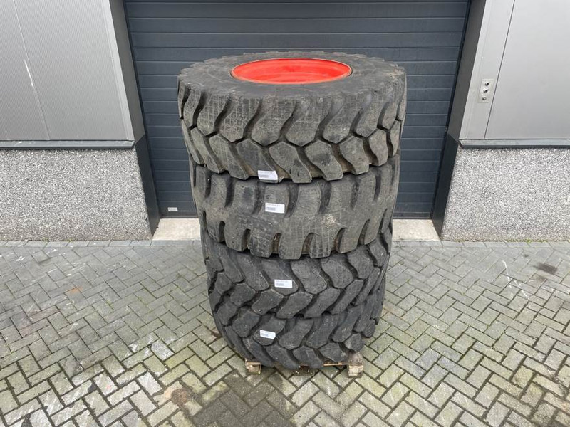 Claas CL956-Michelin 17.5R25-Tire/Reifen/Band - Гуми и бандажи за Градежна машина: слика 2 Claas CL956-Michelin 17.5R25-Tire/Reifen/Band - Гуми и бандажи за Градежна машина: слика 2