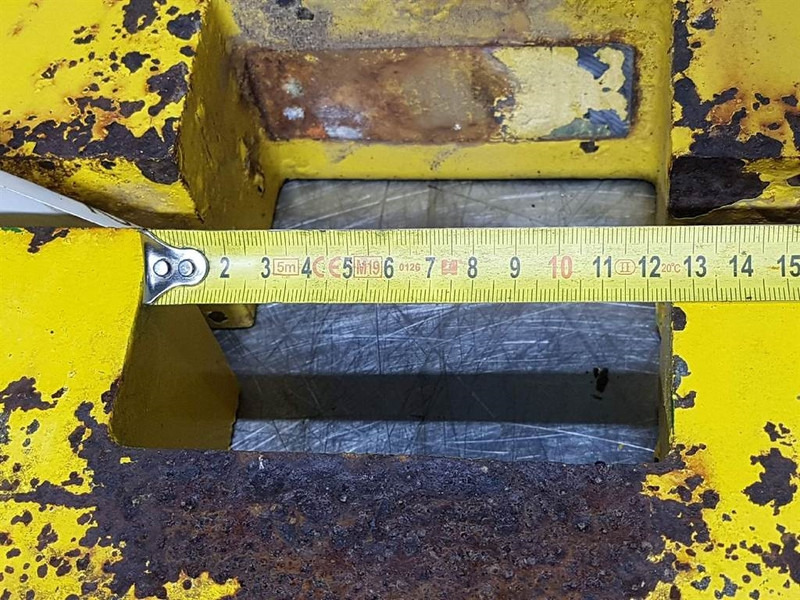 Komatsu WA85 - 3 - Counterweight/Heckgewicht/Contragewicht - Рамка/ Шасија: слика 4 Komatsu WA85 - 3 - Counterweight/Heckgewicht/Contragewicht - Рамка/ Шасија: слика 4