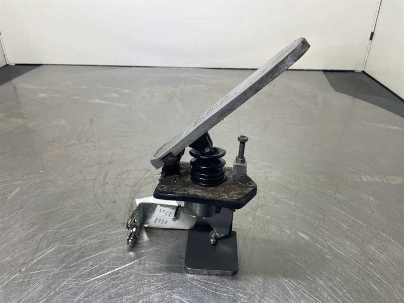 O & K L25.5 - Gas pedal/Fusspedal/Gaspedaal - Кабина и ентериер за Градежна машина: слика 3 O & K L25.5 - Gas pedal/Fusspedal/Gaspedaal - Кабина и ентериер за Градежна машина: слика 3