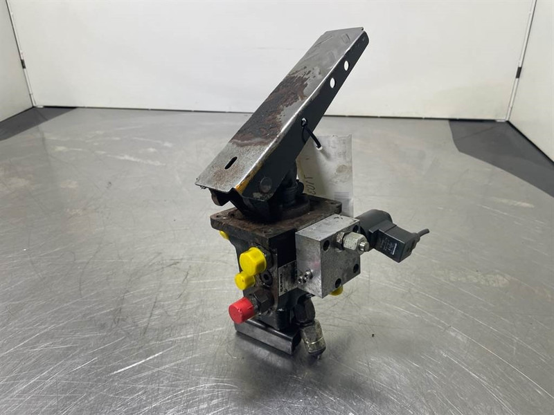 O & K L25.5-Safim 191826/FP3-Brake pedal/Bremspedal - Кабина и ентериер за Градежна машина: слика 3 O & K L25.5-Safim 191826/FP3-Brake pedal/Bremspedal - Кабина и ентериер за Градежна машина: слика 3