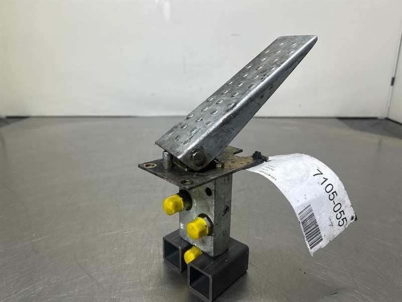 Terex TW150-Atlas 6049419/6047885-Gas pedal - Кабина и ентериер за Градежна машина: слика 5 Terex TW150-Atlas 6049419/6047885-Gas pedal - Кабина и ентериер за Градежна машина: слика 5