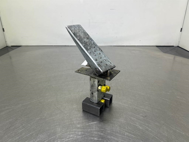 Terex TW150-Atlas 6049419/6047885-Gas pedal - Кабина и ентериер за Градежна машина: слика 1 Terex TW150-Atlas 6049419/6047885-Gas pedal - Кабина и ентериер за Градежна машина: слика 1