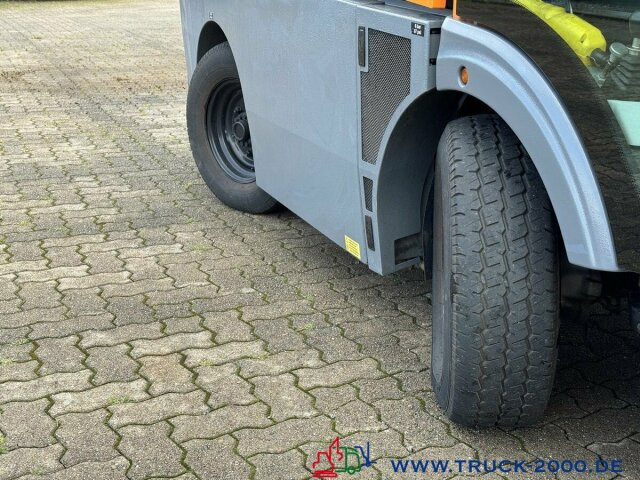 DULEVO 2000 3 Besen- 4x4Allrad- 4 Radlenkung - Возило за метење: слика 4 DULEVO 2000 3 Besen- 4x4Allrad- 4 Radlenkung - Возило за метење: слика 4