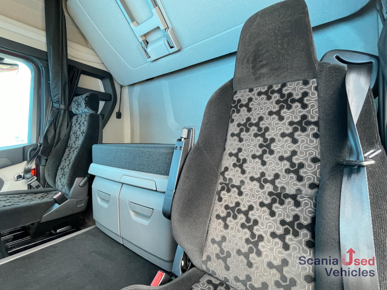 SCANIA R 450 A4x2NA RETARDER PTO LED NAVI - Камион влекач: слика 5 SCANIA R 450 A4x2NA RETARDER PTO LED NAVI - Камион влекач: слика 5