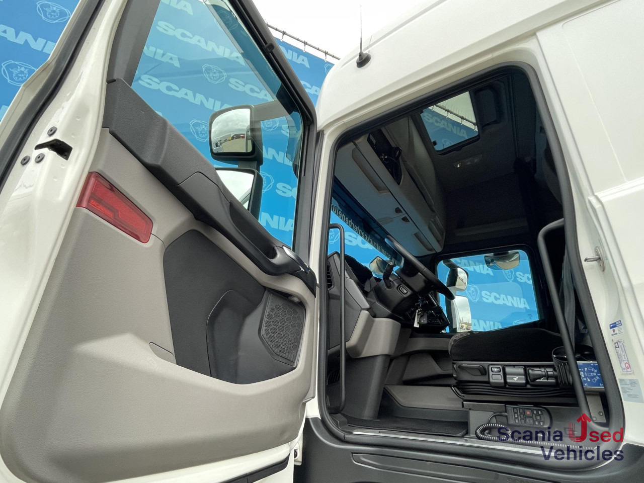 SCANIA R 450 A4x2NB DIFF-L RETARDER FULL AIR 8T HYDRO - Камион влекач: слика 3 SCANIA R 450 A4x2NB DIFF-L RETARDER FULL AIR 8T HYDRO - Камион влекач: слика 3