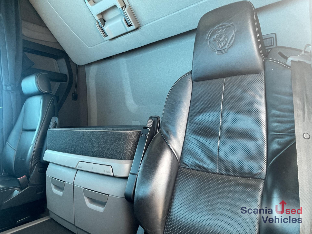 SCANIA R 450 A4x2NB DIFF-L RETARDER FULL AIR 8T LEATHER - Камион влекач: слика 4 SCANIA R 450 A4x2NB DIFF-L RETARDER FULL AIR 8T LEATHER - Камион влекач: слика 4