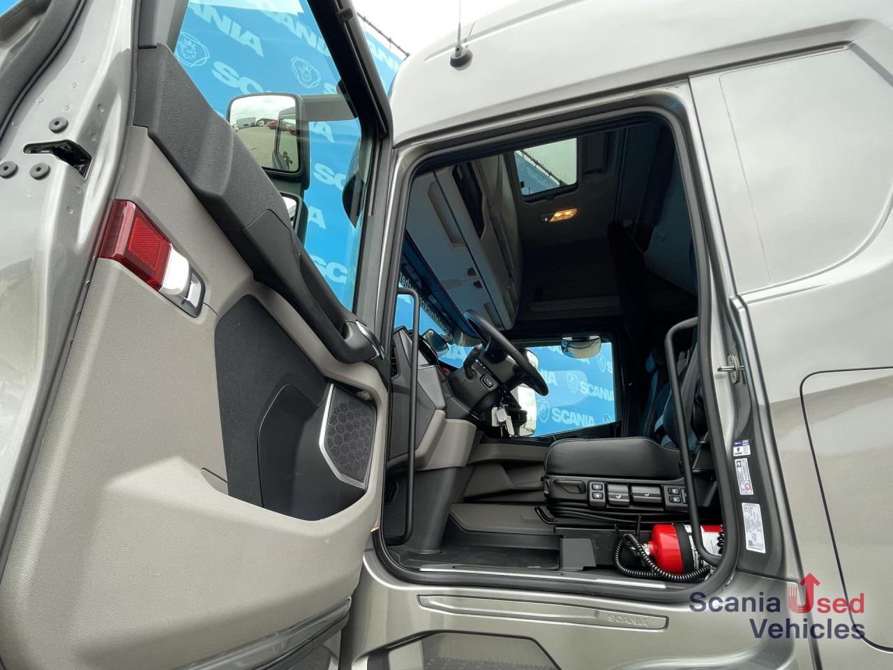 SCANIA R 460 A4x2EB MEGA RETARDER DIFF-L 48DKM SMART2 - Камион влекач: слика 2 SCANIA R 460 A4x2EB MEGA RETARDER DIFF-L 48DKM SMART2 - Камион влекач: слика 2