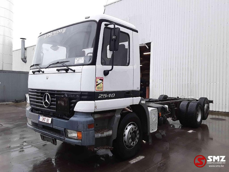 Mercedes-Benz Actros 2540 6x2 francais - Камион со кабинска шасија: слика 3 Mercedes-Benz Actros 2540 6x2 francais - Камион со кабинска шасија: слика 3
