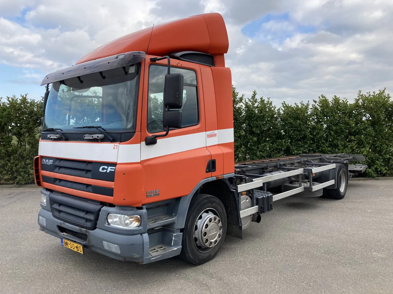 DAF CF65.180 Euro3 Manual / Laadklep - Камион со кабинска шасија: слика 2 DAF CF65.180 Euro3 Manual / Laadklep - Камион со кабинска шасија: слика 2
