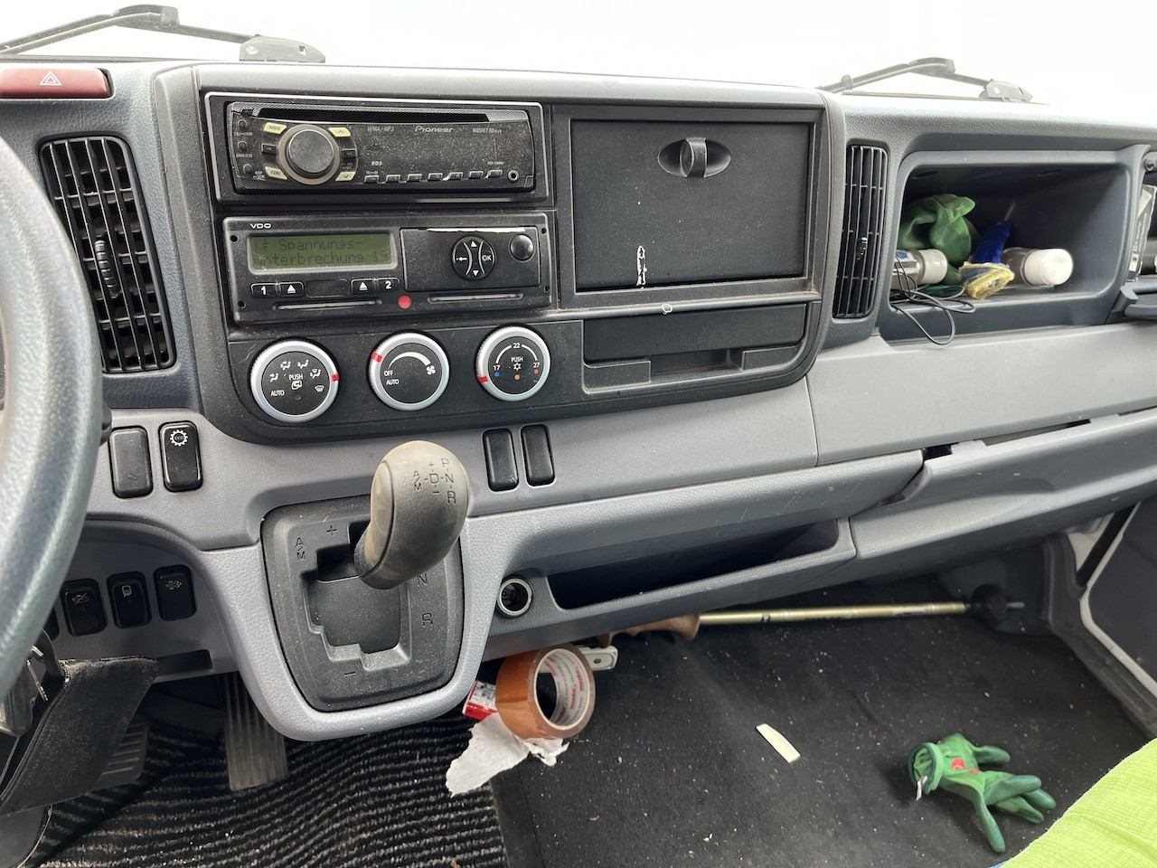 FUSO Canter 7C18 4x2 Ladebordwand Getriebeschaden - Комбе со церада: слика 2 FUSO Canter 7C18 4x2 Ladebordwand Getriebeschaden - Комбе со церада: слика 2