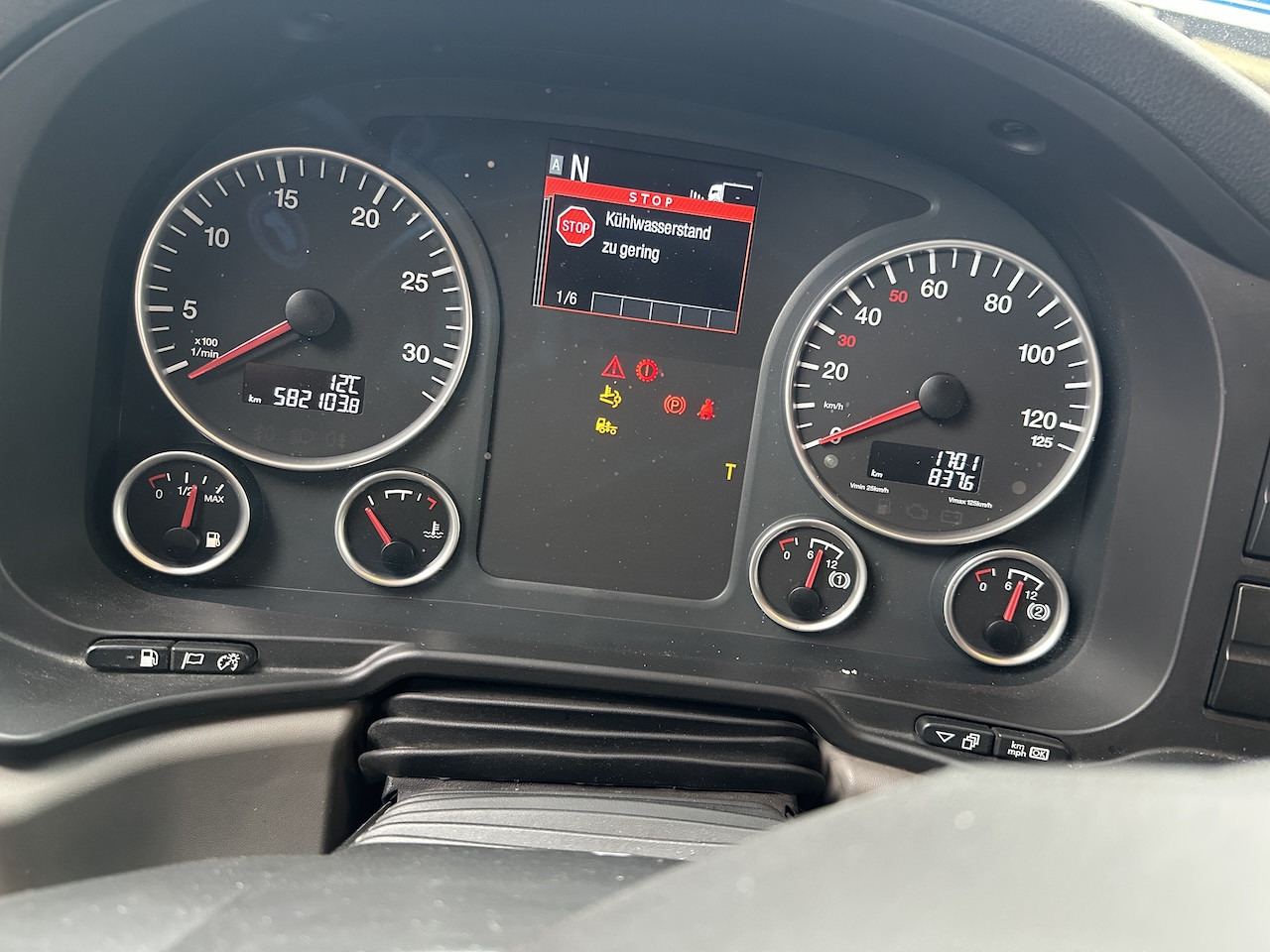MAN TGX 18.500 4x2 LL Intarder Motorschaden - Камион влекач: слика 2 MAN TGX 18.500 4x2 LL Intarder Motorschaden - Камион влекач: слика 2
