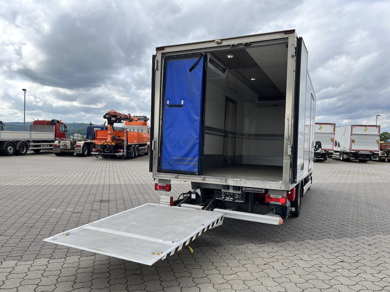 Iveco 70C18 Daily Kühlkoffer mit Ladebordwand Konvekta - Комбе: слика 4 Iveco 70C18 Daily Kühlkoffer mit Ladebordwand Konvekta - Комбе: слика 4