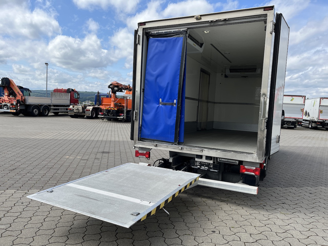 Iveco 70C18 Daily Kühlkoffer mit Ladebordwand Konvekta - Комбе: слика 4 Iveco 70C18 Daily Kühlkoffer mit Ladebordwand Konvekta - Комбе: слика 4