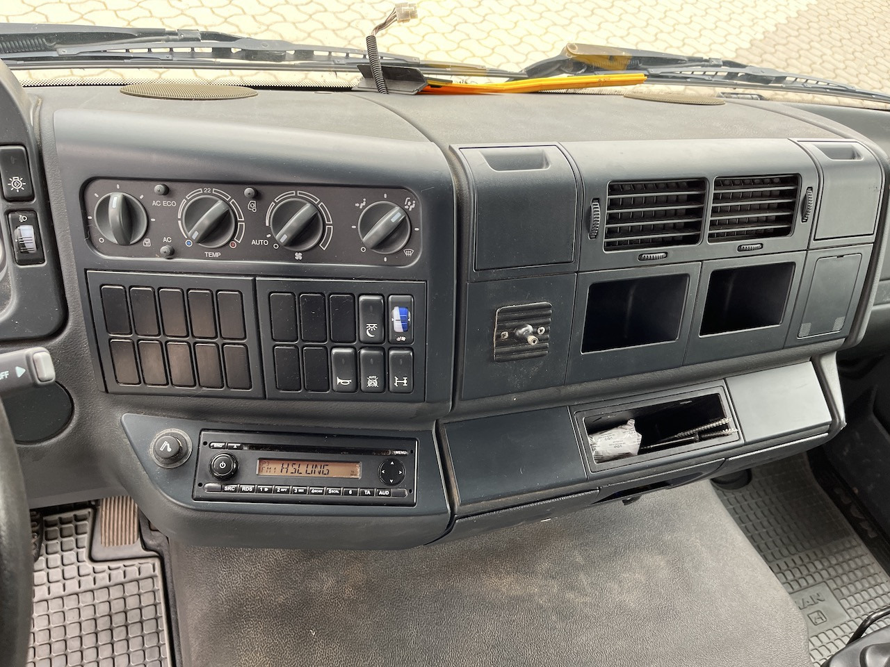 MAN TGL 8.220 4x2 Pritsche AHK - Комбе со отворен сандак: слика 2 MAN TGL 8.220 4x2 Pritsche AHK - Комбе со отворен сандак: слика 2