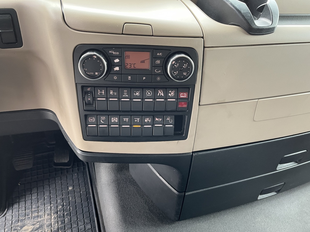 MAN TGX 26.500 6x2 Fahrgestell Lenk-Liftachse AHK - Камион со кабинска шасија: слика 2 MAN TGX 26.500 6x2 Fahrgestell Lenk-Liftachse AHK - Камион со кабинска шасија: слика 2