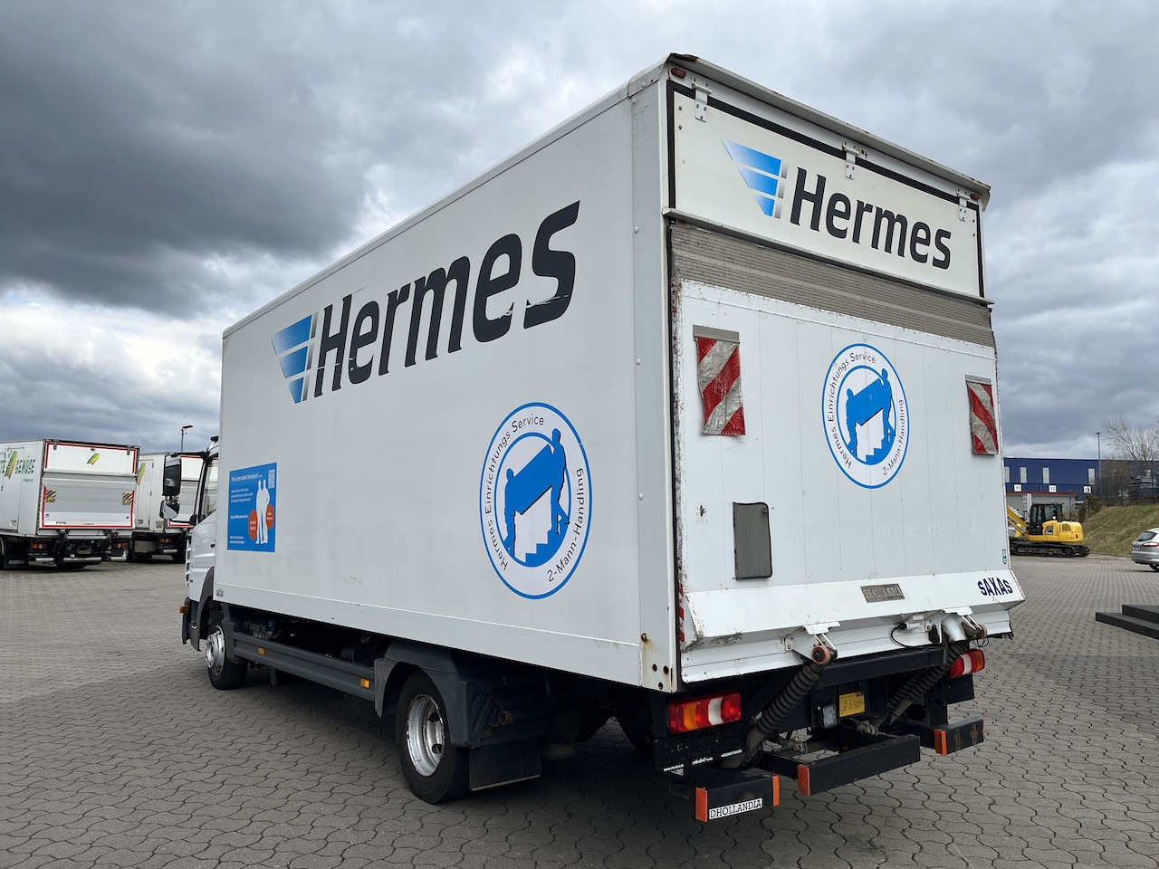 Mercedes-Benz SAXAS Koffer 5,90 m + Ladebordwand 1t - Комбе фургон: слика 1 Mercedes-Benz SAXAS Koffer 5,90 m + Ladebordwand 1t - Комбе фургон: слика 1