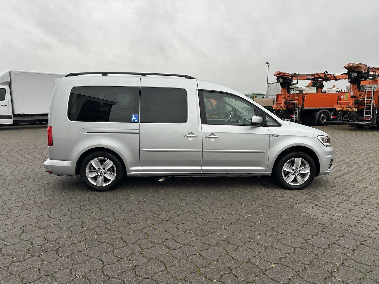 VW Caddy Maxi Paravan Umbau Rollstuhl Heckeinstieg - Комби со двојна кабина: слика 5 VW Caddy Maxi Paravan Umbau Rollstuhl Heckeinstieg - Комби со двојна кабина: слика 5