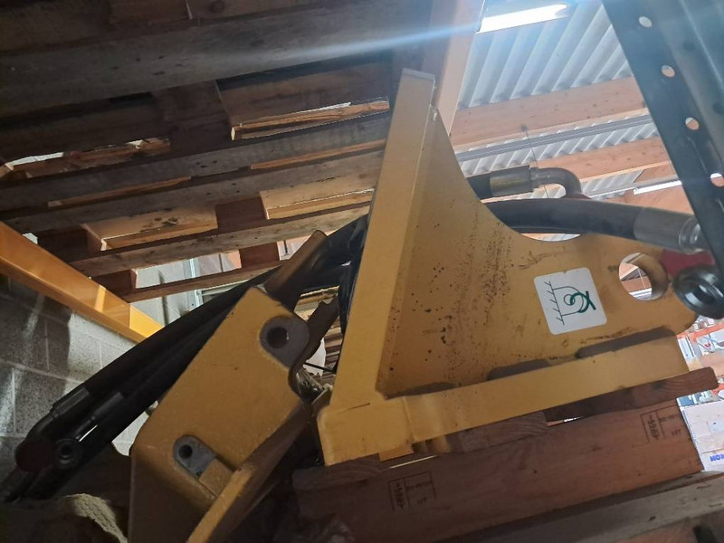 Komatsu D37PX-23 / -24 BRACKET - 11Y-21-41471 - Рамка/ Шасија за Градежна машина: слика 2 Komatsu D37PX-23 / -24 BRACKET - 11Y-21-41471 - Рамка/ Шасија за Градежна машина: слика 2