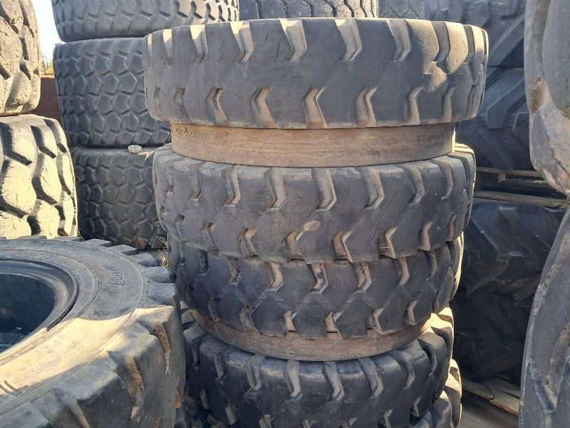 Trelleborg Excavator 10.00-20 SOLID (8 tyres) - Гуми и бандажи за Градежна машина: слика 2 Trelleborg Excavator 10.00-20 SOLID (8 tyres) - Гуми и бандажи за Градежна машина: слика 2