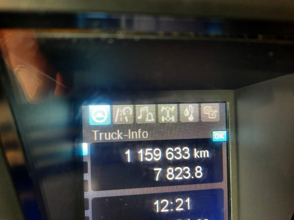 Камион сандучар Mercedes-Benz Actros 2551: слика 11