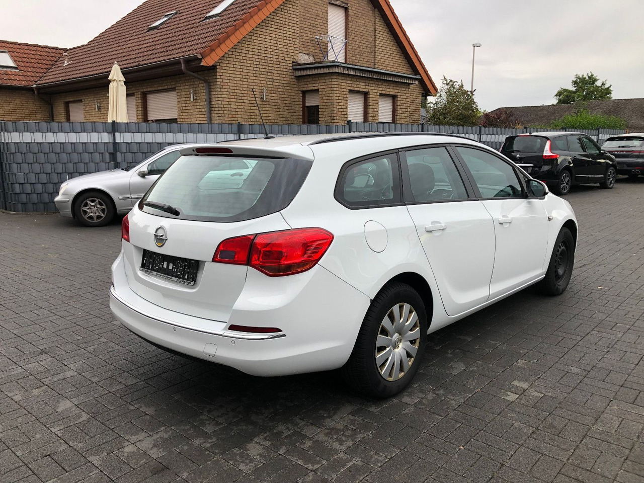 Opel Astra J 1.6 CDTi Sports Tourer Edition - Караван: слика 2 Opel Astra J 1.6 CDTi Sports Tourer Edition - Караван: слика 2