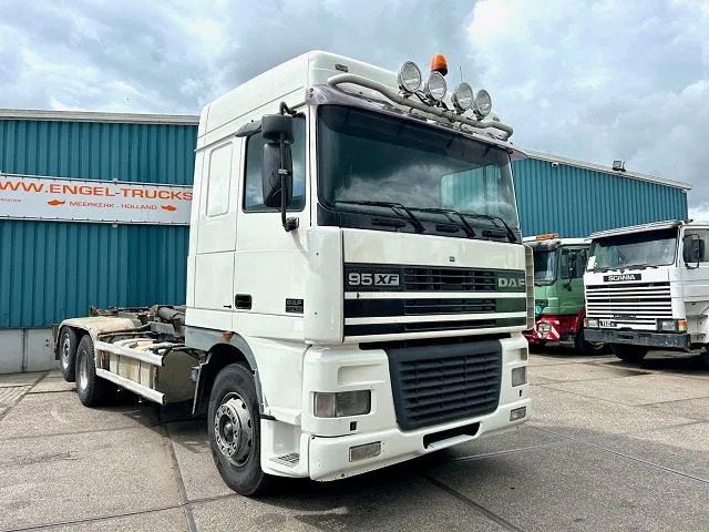 DAF 95.480 XF SPACECAB 6x2 WITH HOOK-ARM SYSTEM (EURO 3 / ZF16 MANUAL GEARBOX / ZF-INTARDER / STEEL-/AIR SUSPENSION / AIRCONDITIONIN - Камион со кука за подигање: слика 2 DAF 95.480 XF SPACECAB 6x2 WITH HOOK-ARM SYSTEM (EURO 3 / ZF16 MANUAL GEARBOX / ZF-INTARDER / STEEL-/AIR SUSPENSION / AIRCONDITIONIN - Камион со кука за подигање: слика 2