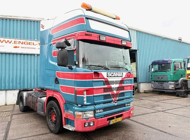Scania R164-580 V8 TOPLINE COLLECTORS ITEM!! / APK 10-2026!! (12+2 MANUAL GEARBOX / RETARDER / AIRCONDITIONING / 2x TANK / ETC.) - Камион влекач: слика 2 Scania R164-580 V8 TOPLINE COLLECTORS ITEM!! / APK 10-2026!! (12+2 MANUAL GEARBOX / RETARDER / AIRCONDITIONING / 2x TANK / ETC.) - Камион влекач: слика 2