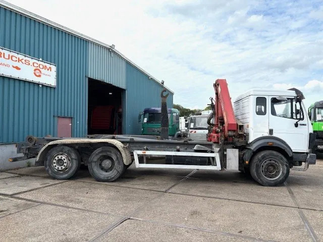 Mercedes-Benz SK 2527 6x2 HOOK-ARM SYSTEM WITH HMF CRANE (V6 ENGINE / ZF MANUAL GEARBOX / REDUCTION AXLE / STEEL SUSPENSION / P.T.O.) - Камион со кука за подигање, Камион со кран: слика 4 Mercedes-Benz SK 2527 6x2 HOOK-ARM SYSTEM WITH HMF CRANE (V6 ENGINE / ZF MANUAL GEARBOX / REDUCTION AXLE / STEEL SUSPENSION / P.T.O.) - Камион со кука за подигање, Камион со кран: слика 4