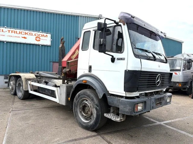 Mercedes-Benz SK 2527 6x2 HOOK-ARM SYSTEM WITH HMF CRANE (V6 ENGINE / ZF MANUAL GEARBOX / REDUCTION AXLE / STEEL SUSPENSION / P.T.O.) - Камион со кука за подигање, Камион со кран: слика 2 Mercedes-Benz SK 2527 6x2 HOOK-ARM SYSTEM WITH HMF CRANE (V6 ENGINE / ZF MANUAL GEARBOX / REDUCTION AXLE / STEEL SUSPENSION / P.T.O.) - Камион со кука за подигање, Камион со кран: слика 2