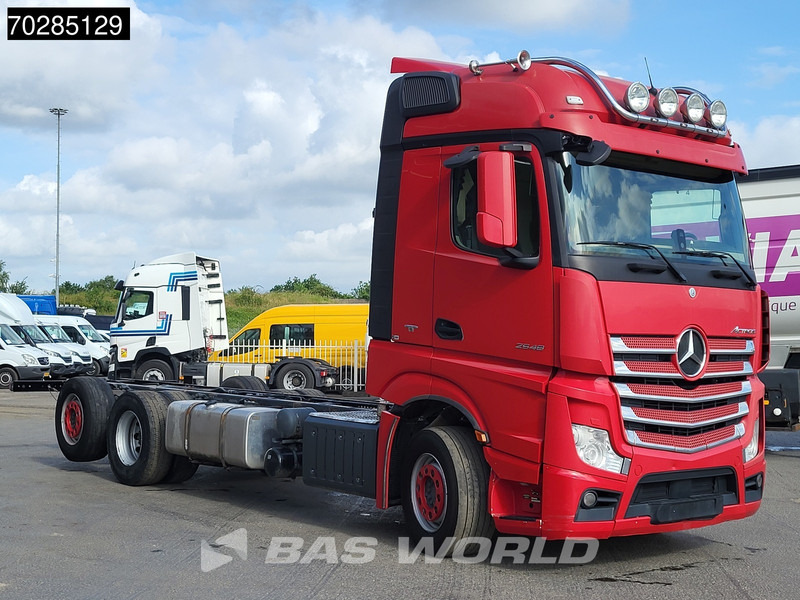 Mercedes-Benz Actros 2548 Actros 6X2 BigSpace Retarder PTO Liftachse Xenon ACC Navi Euro 6 - Камион со кабинска шасија: слика 3 Mercedes-Benz Actros 2548 Actros 6X2 BigSpace Retarder PTO Liftachse Xenon ACC Navi Euro 6 - Камион со кабинска шасија: слика 3