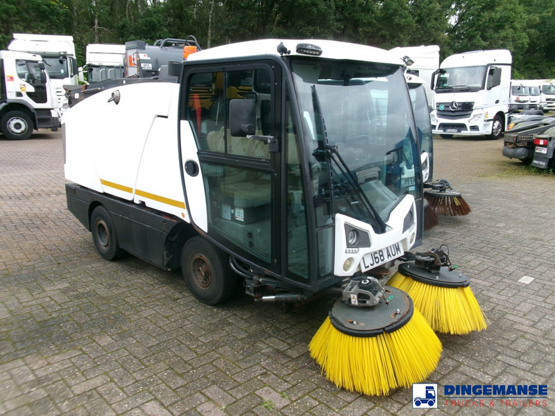 Johnston C202 compact street sweeper - Возило за метење: слика 2 Johnston C202 compact street sweeper - Возило за метење: слика 2