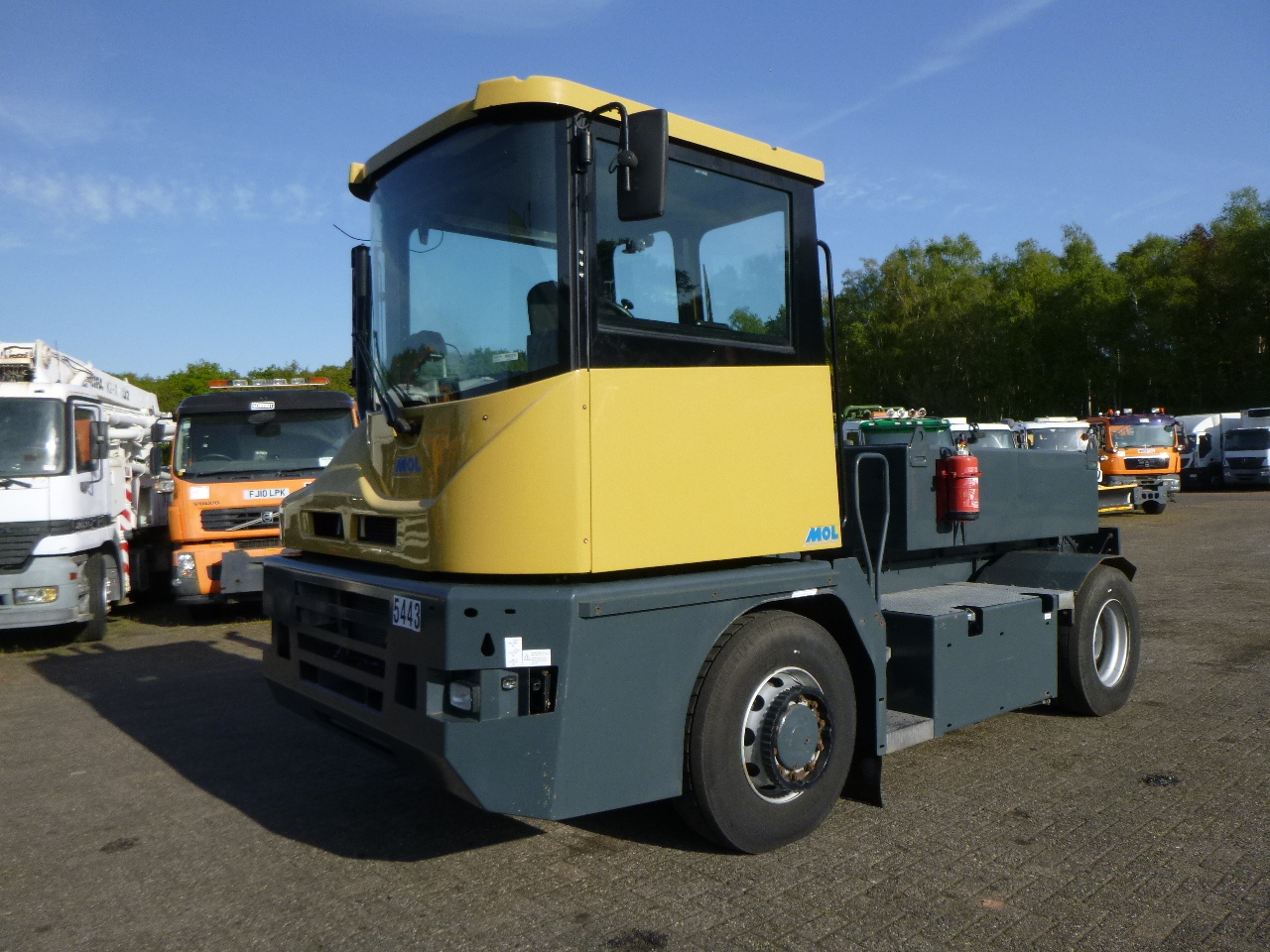 Трактор на терминалот Mol RM 255 4X4 terminal drawbar tractor 150 ton: слика 1